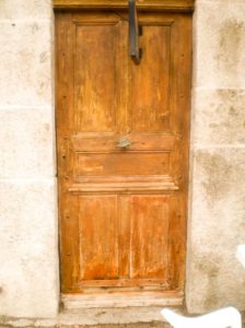 Détail de porte ancienne à l'auberge de Saint Jean à Serverette