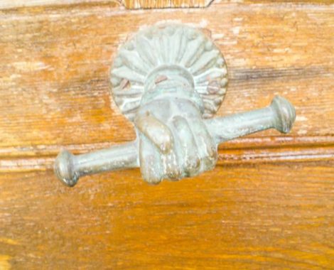 Détail de poignée de porte ancienne à l'Auberge de Saint Jean à Serverette
