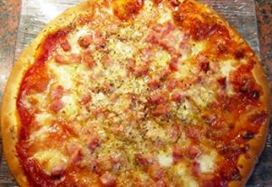 Pizza au jambon à la boulangerie de Serverette
