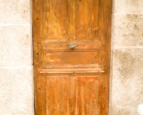 Détail de porte ancienne à l'auberge de Saint Jean à Serverette